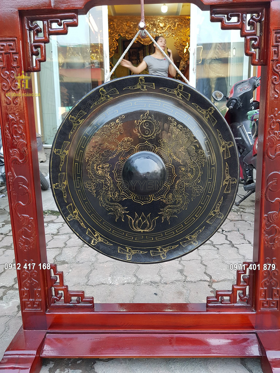 H&igrave;nh ảnh song long chầu mặt nguyệt được chạm khắc v&ocirc; c&ugrave;ng sinh động